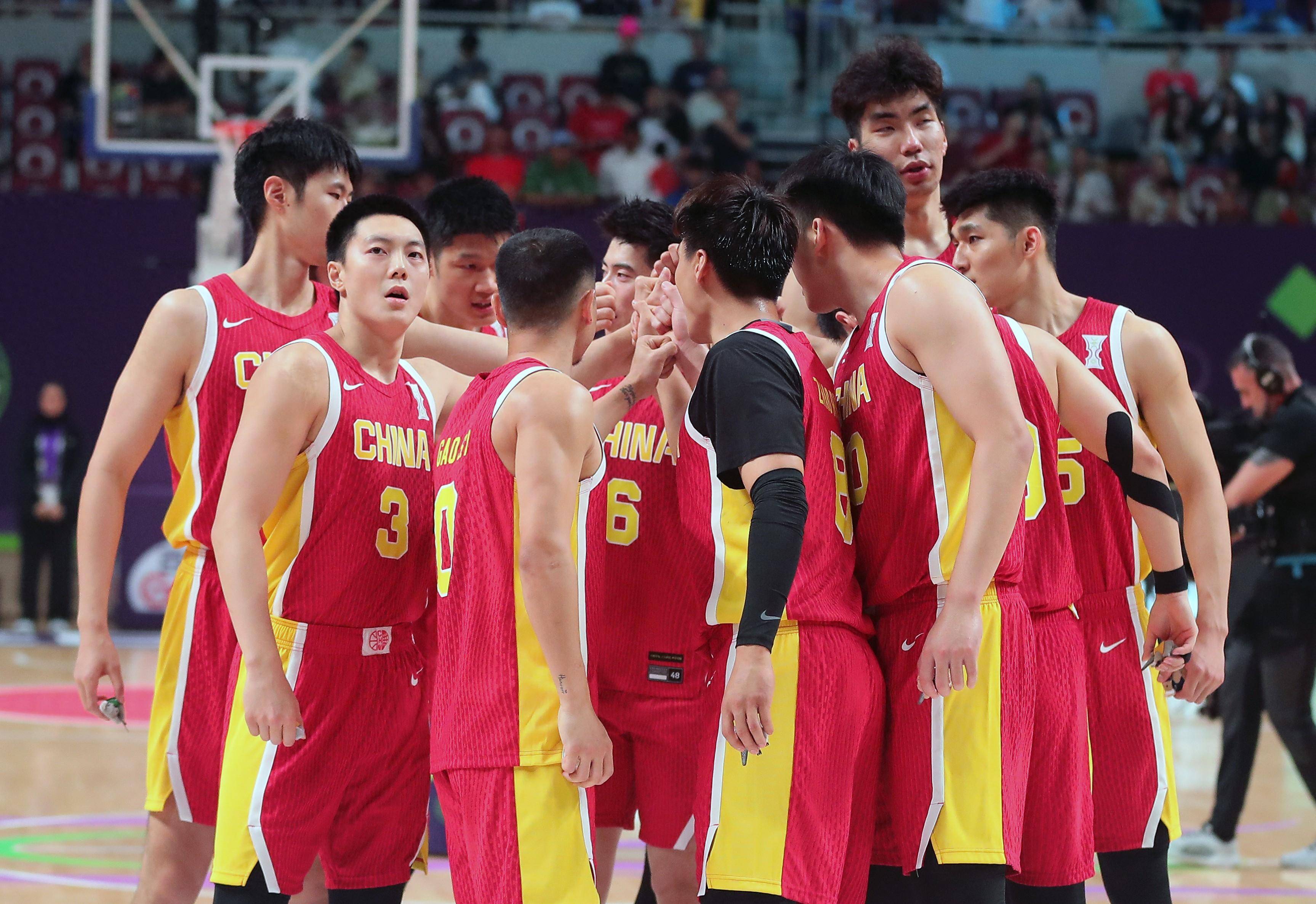 热血激战!两队球员展现出顽强斗志的简单介绍 热血激战!两队球员展现出顽强斗志的简单介绍